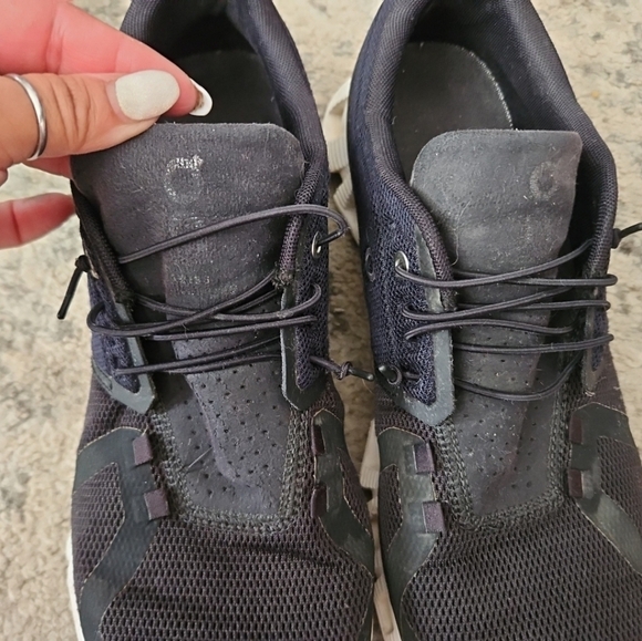 On Running Men’s Black Cloud 5 Lightweight Comfortable Performance Sneaker 9.5